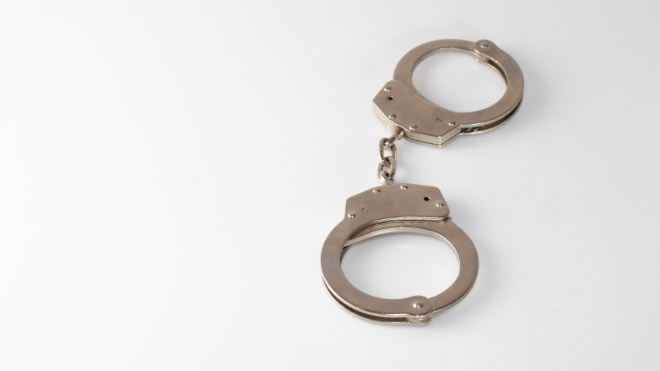 Фото: https://ru.freepik.com/free-photo/closeup-shot-metal-handcuffs-white_10809782.htm#
