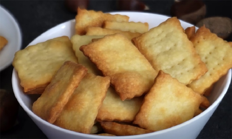 Хрустящие галеты “почти из ничего”: быстрый рецепт без хлопот, который подкупает с первого кусочка