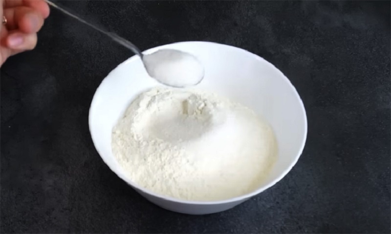 Хрустящие галеты “почти из ничего”: быстрый рецепт без хлопот, который подкупает с первого кусочка