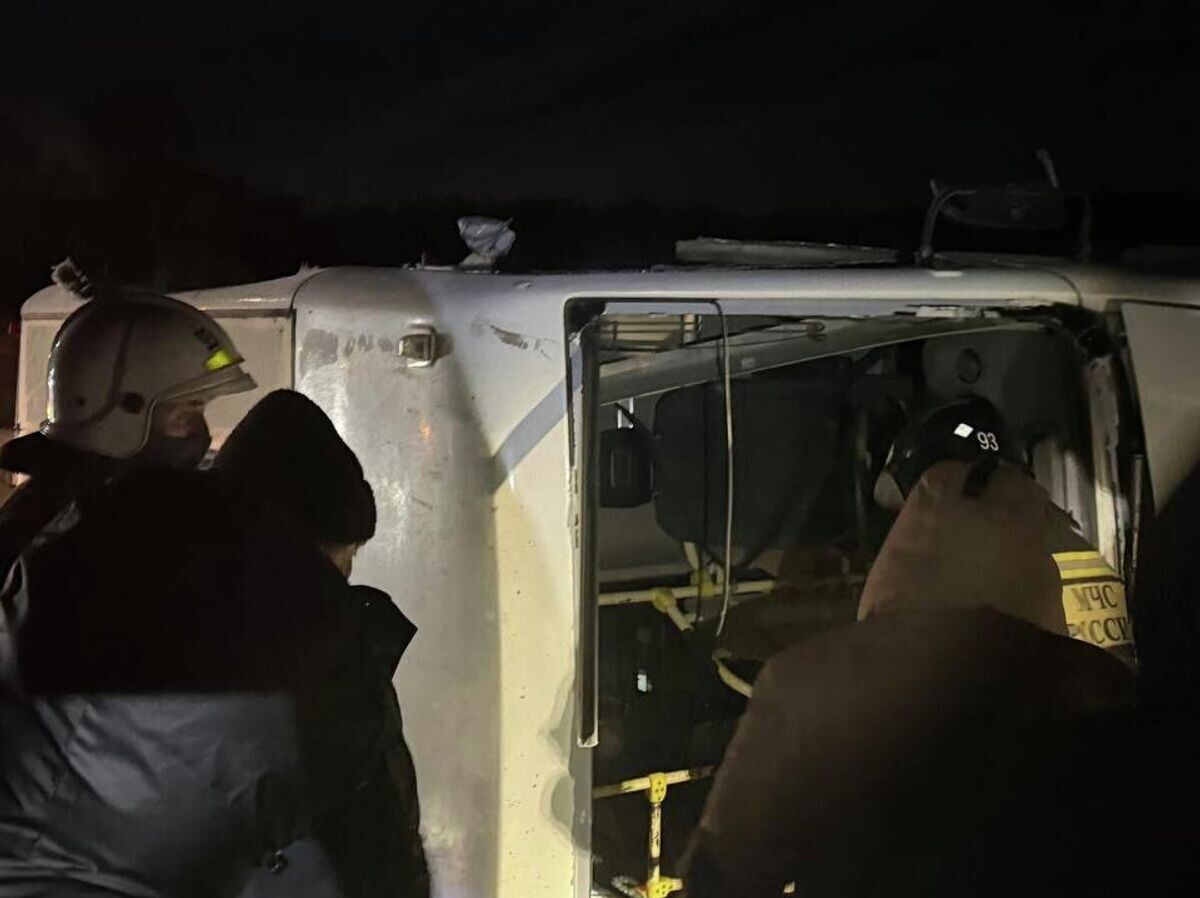    Спасатели МЧС на месте ДТП с участием автобуса ПАЗ и грузового автомобиля в Красноярском крае | © Фото : ГУ МЧС России по Красноярскому краю