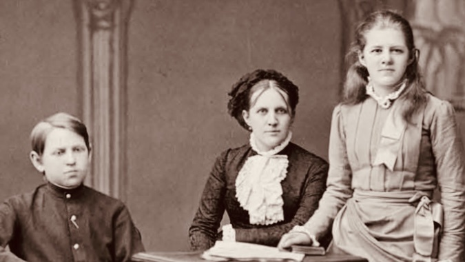 Анна Григорьевна Достоевская (Сниткина) с дочерью Любовью и сыном Фёдором