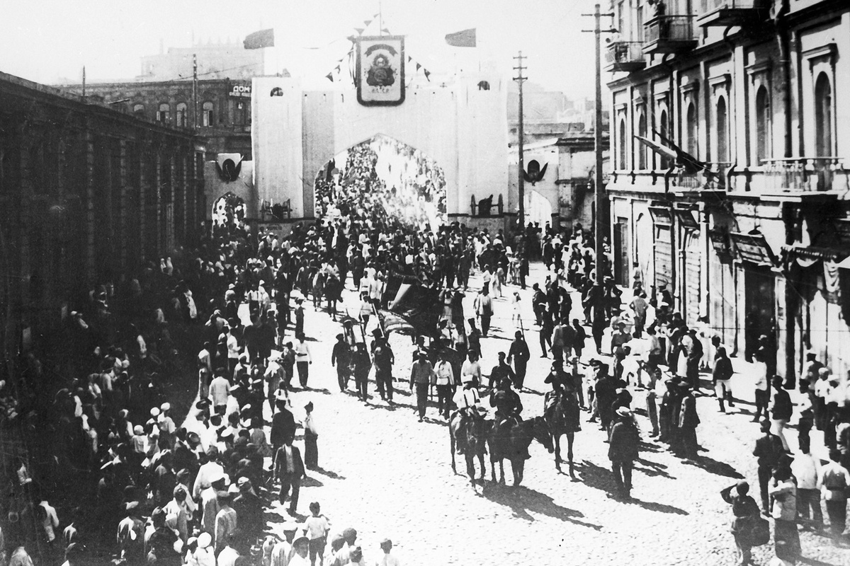    Демонстрация на улицах Баку в честь 1-го Съезда народов Востока, сентябрь 1920 года