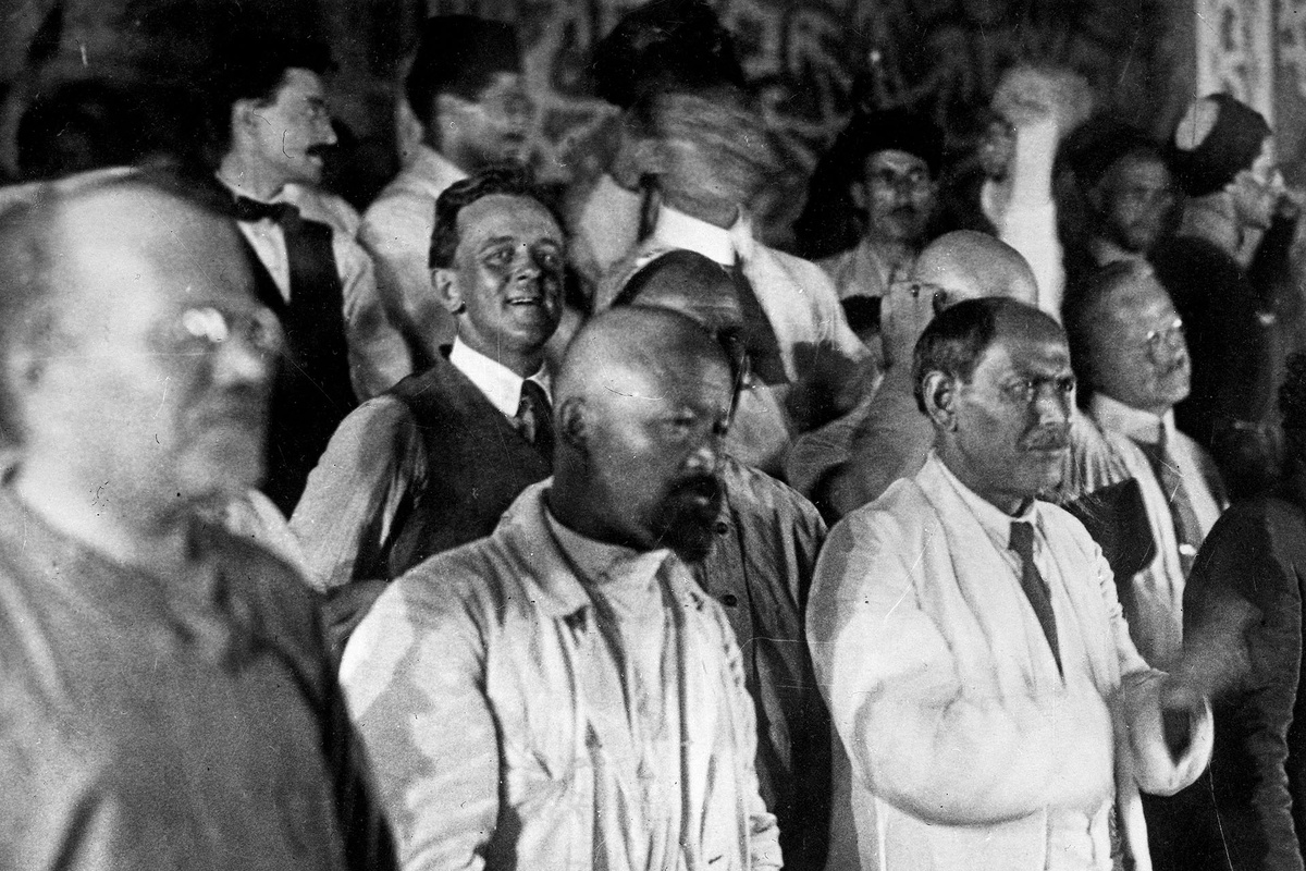     Съезд народов Востока. Во втором ряду американский писатель и журналист Джон Рид, один из организаторов Коммунистической партии США, участник Октябрьской социалистической революции, автор книги «10 дней, которые потрясли мир»