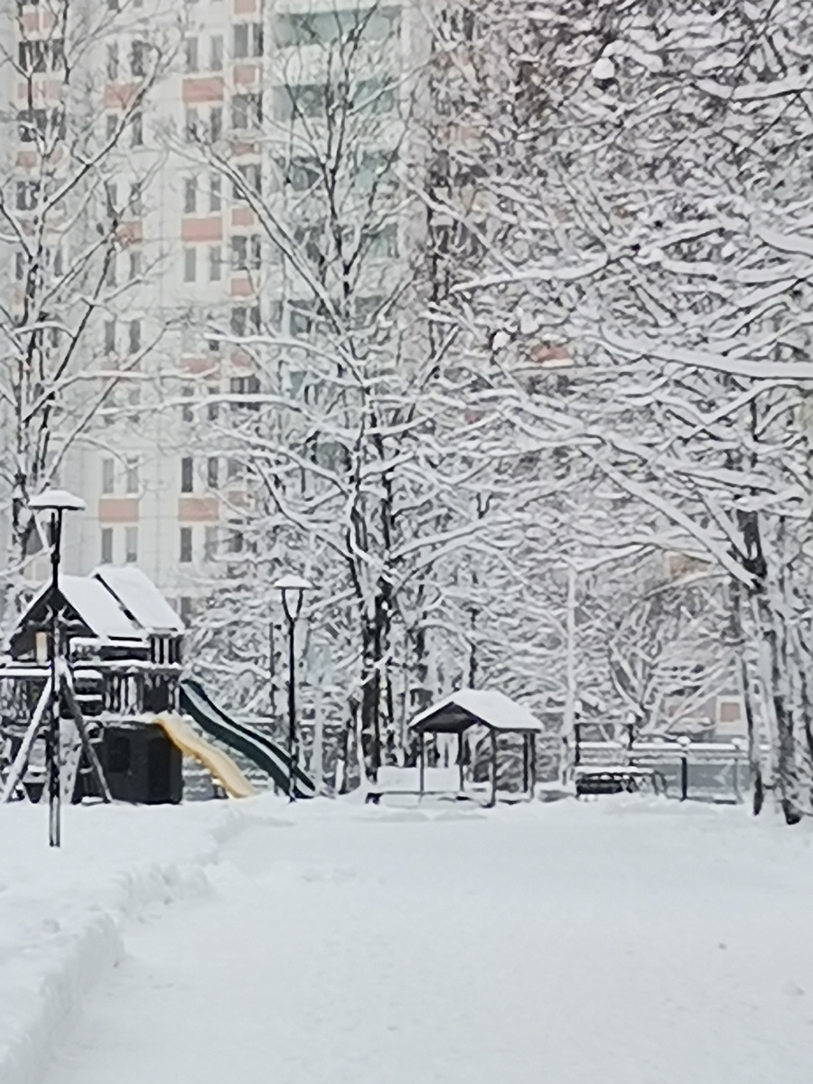 Чёрное хорошо видно на белом фоне. Белое хорошо видно на чёрном фоне. Чёрное на чёрном не различишь. Белое на белом тоже трудно различить. А сочетание их даёт образы! Картина проявляется! Так и мы с вами, одни белые, другие чёрные, но больше серых!