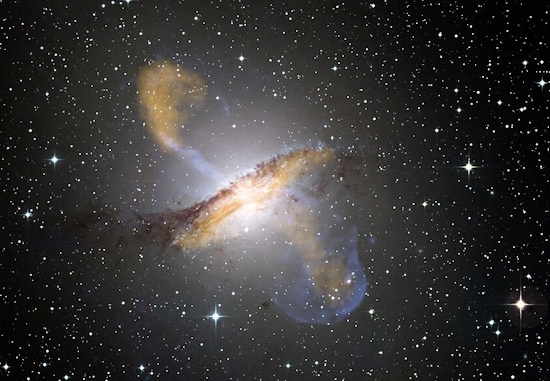 Галактика Центавр А с выраженными джетами.