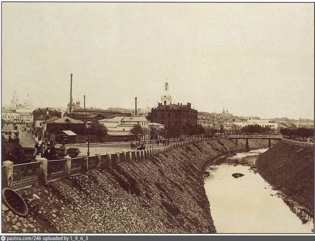 Яуза в 1900-1910 годах. Вид от Малого Устьинского моста. Подгорская набережная находится справа. Видно её не очень хорошо, но общий облик Яузы рассмотреть можно хорошо. С сайта www.pastvu.com.