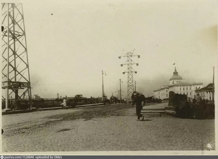 Малый Устьинский мост и небольшая часть Подгорской набережной (справа), 1925-1933. С сайта www.pastvu.com.