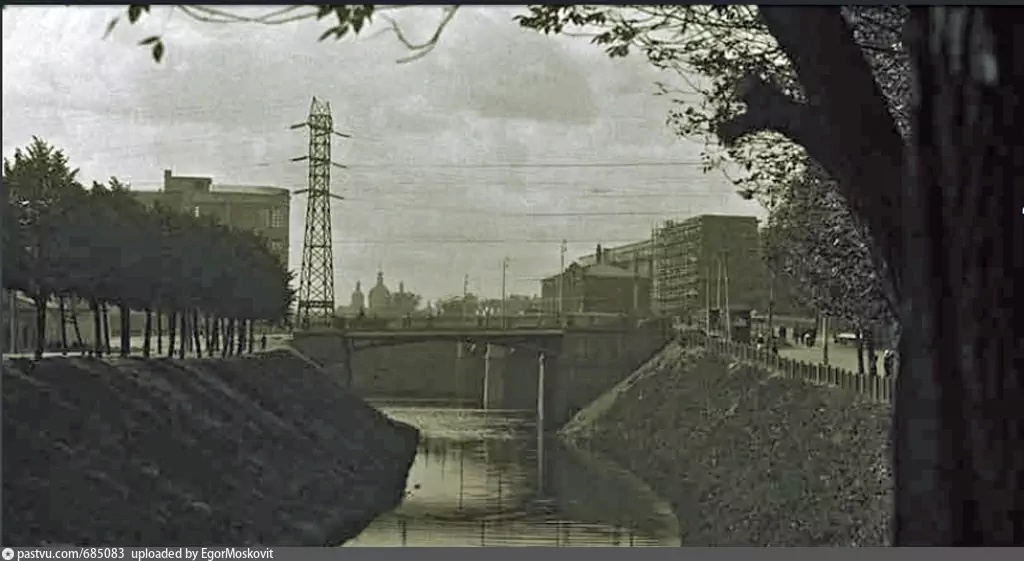 Ещё одно фото Яузы до реконструкции. На этот раз вид на старый Малый Устьинский мост. Подгорская набережная слева, 1932. С сайта www.pastvu.com.
