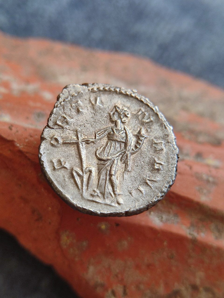 Античная монета из серебра императора Постума