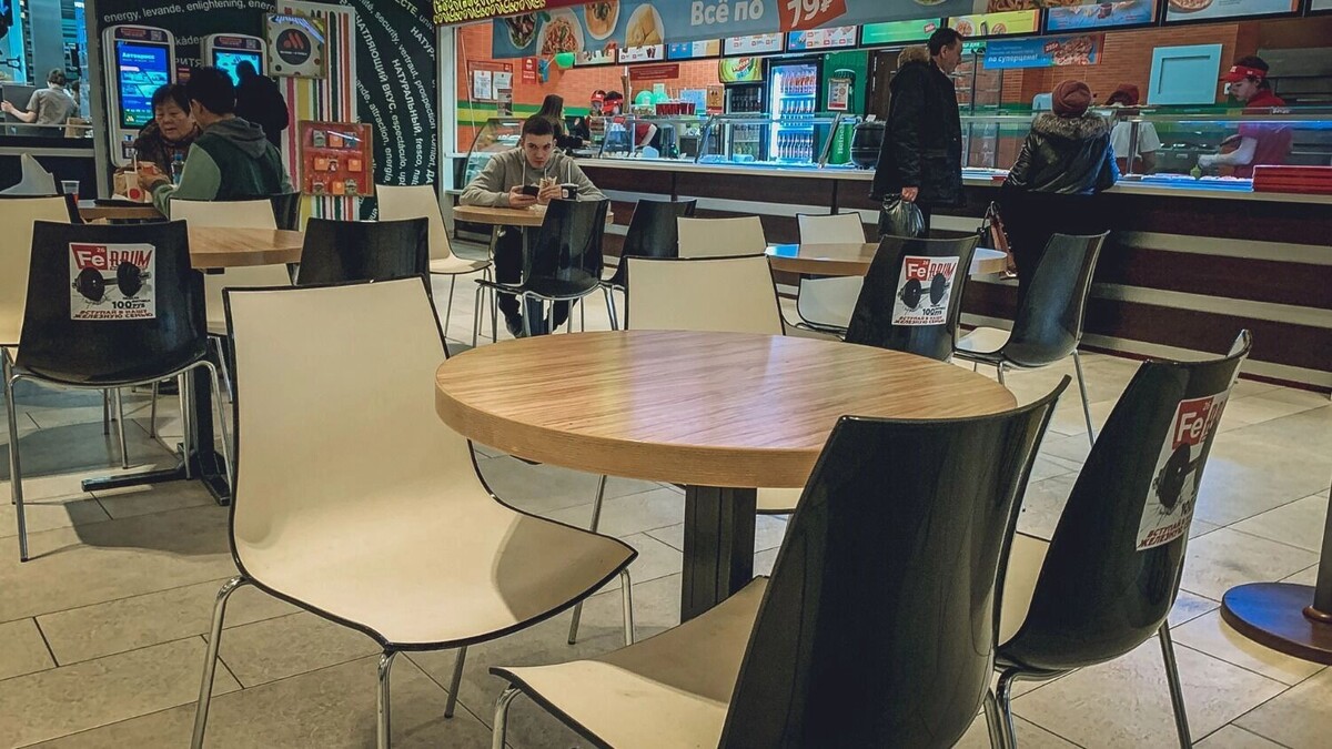    Сейчас торговые центры пустеют буквально на глазах.   Артем Черненко / 1MI