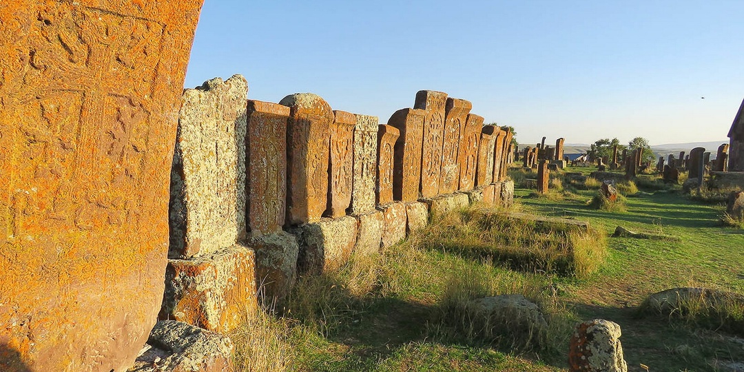 Армия, застывшая в камне: тайны древнего кладбища Норатус в Армении