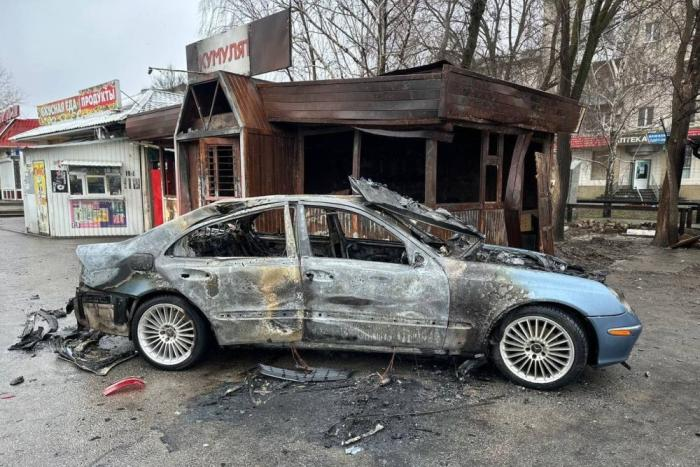Атака противника на гражданский автомобиль в городе Васильевке Запорожской области. Автомобиль сгорел полностью, также повреждено здание магазина, возле которого он был припаркован. Благо пострадавших нет, источник Телеграм-канал Балицкий Евгений