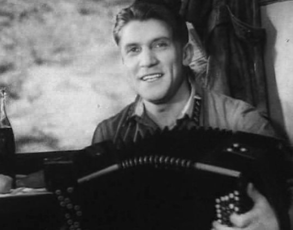 Николай Крючков в фильме "Трактористы"