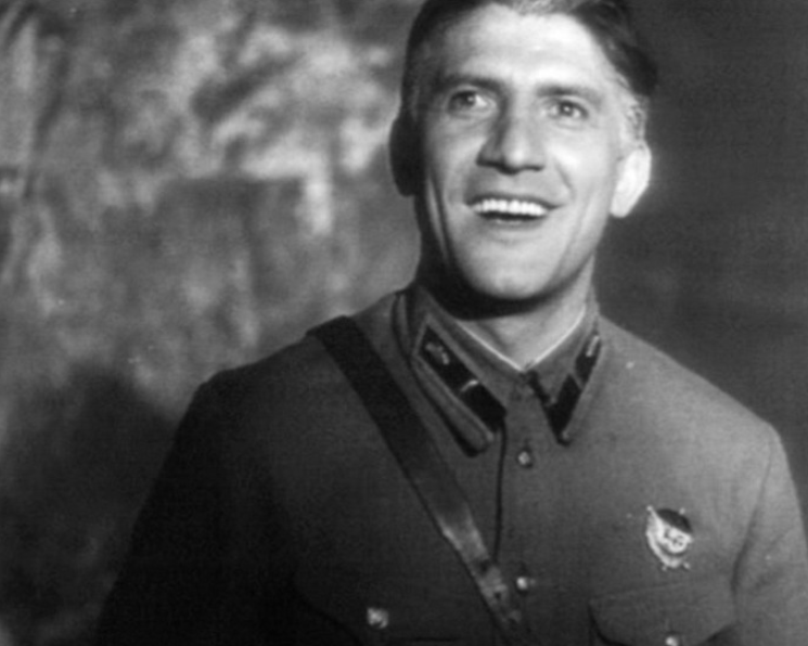 Николай Крючков в фильме "Парень из нашего города"