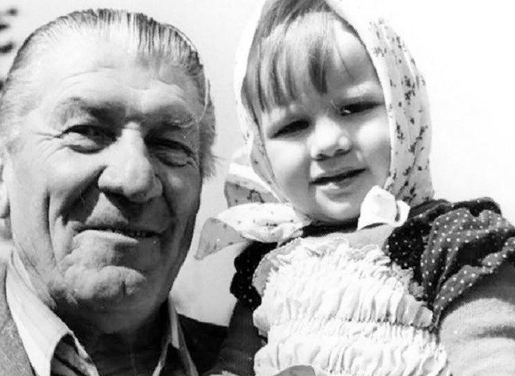 Николай Крючков с внучкой