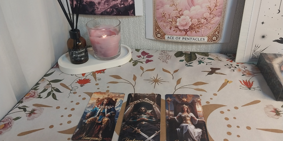 😨💖КАК ОН НА САМОМ ДЕЛЕ К ВАМ ОТНОСИТСЯ?🔥 Таро раскроет все!