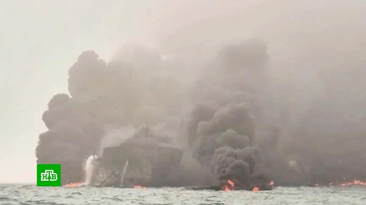    Взрывы прогремели на борту танкера, загоревшегося у берегов Британии