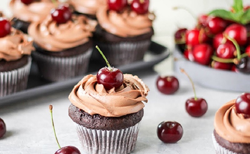 Шоколадные капкейки с вишней: мини-торт "Черный лес" у вас на столе