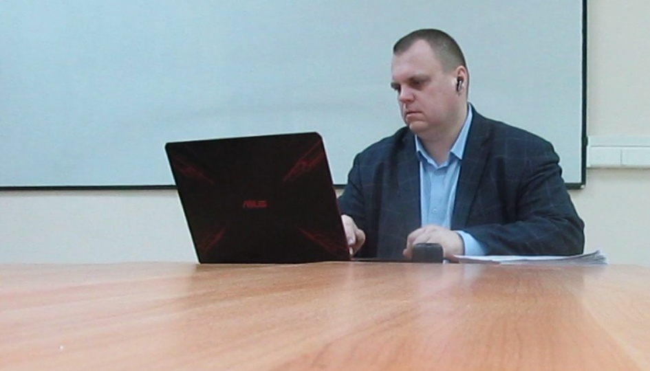 Ноутбук плюс беспроводные наушники Breeks X08: тестирование в реальных условиях: слушаем музыку