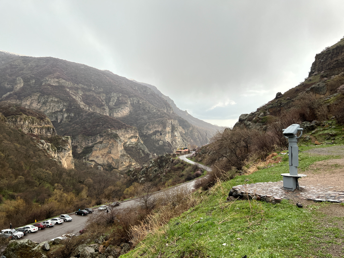 Вот посреди такого живописного ущелья расположен монастырь Гегард