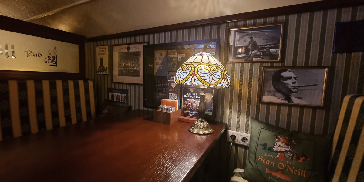 "Sean O'Neill", 2 этаж, интерьер. Настойки 450₽ за 40мл, ну нафиг.