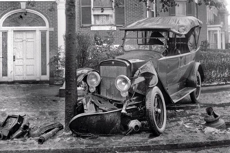 Не факт, что это именно тот самый автомобиль. Тогда об этом случае почти не писали в газетых. Но весьма похоже. Взято: Яндекс.Картинки