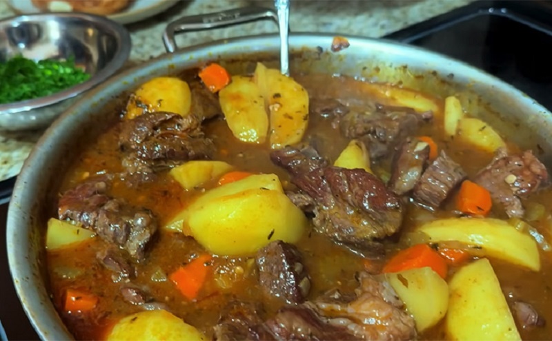 Говядина по-бургундски с овощным гарниром: семейное рагу, к которому хочется возвращаться