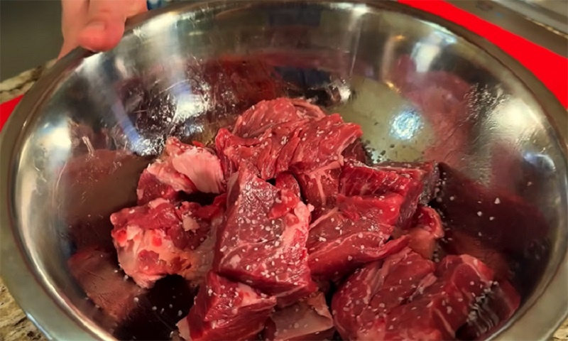 Говядина по-бургундски с овощным гарниром: семейное рагу, к которому хочется возвращаться