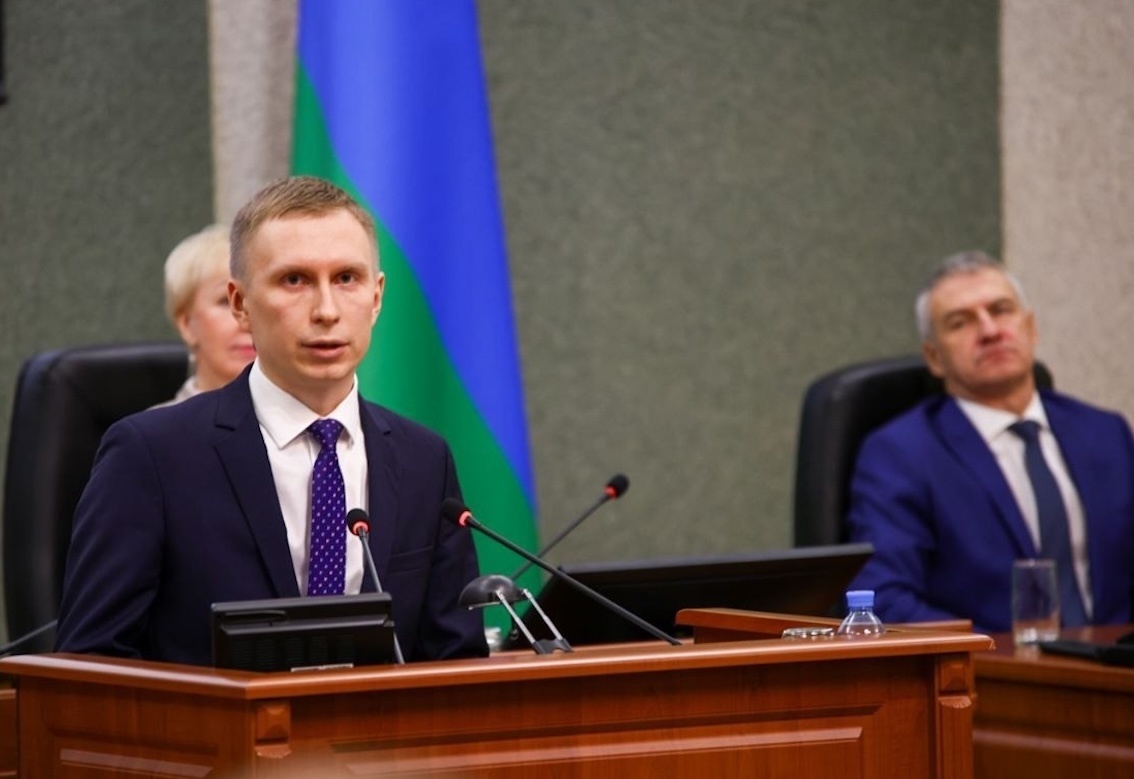 Министр финансов Карелии А. Климочкин - за трибуной, губернатор республики А. Парфенчиков слушает его. 