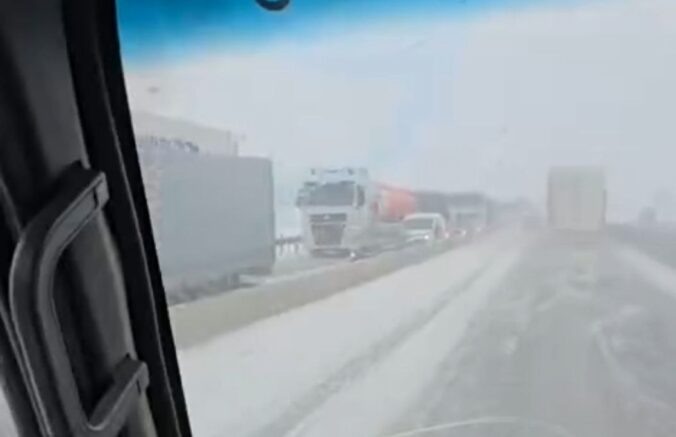    ситуация на трассе М-4 "Дон" / кадр из видео очевидца