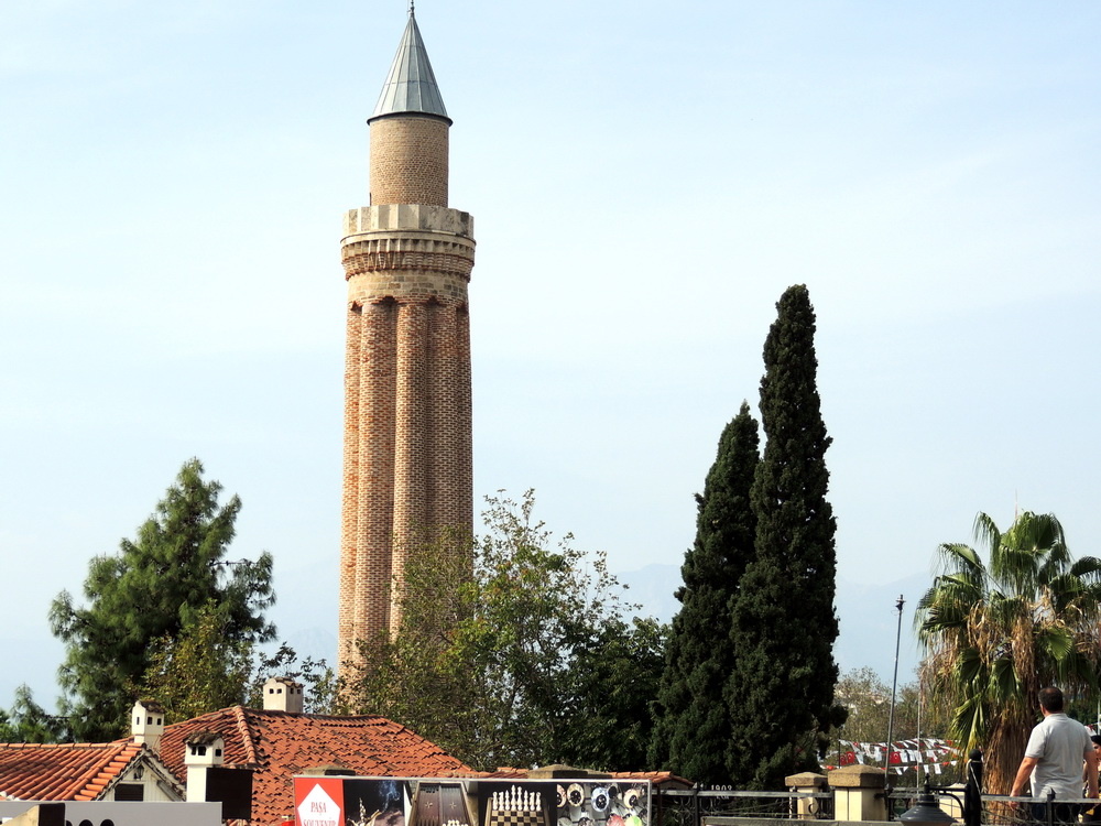 Минарет у входа в Калеичи