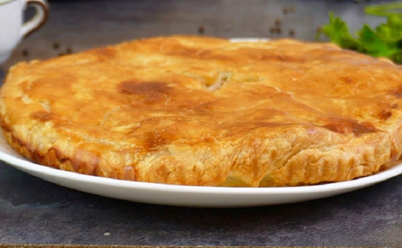 Французская магия дома: пирог с курицей на слоёном тесте, которое тает во рту 