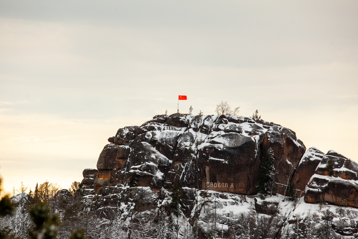 В наши дни красный флаг развевается над II‑ым столбом