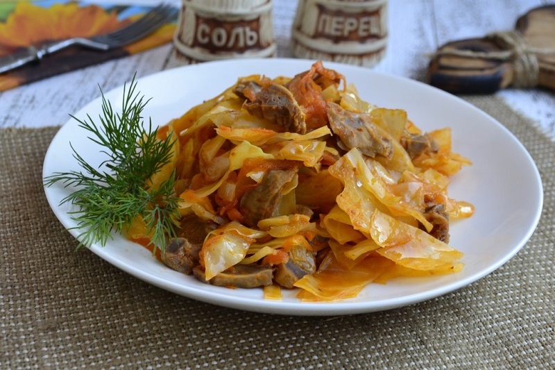 Тушёные куриные желудочки с капустой: домашний деликатес, который сближает за столом