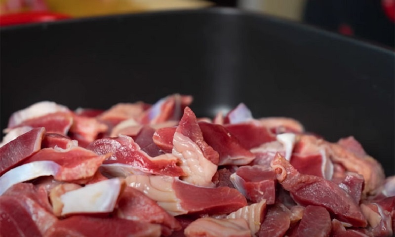 Тушёные куриные желудочки с капустой: домашний деликатес, который сближает за столом