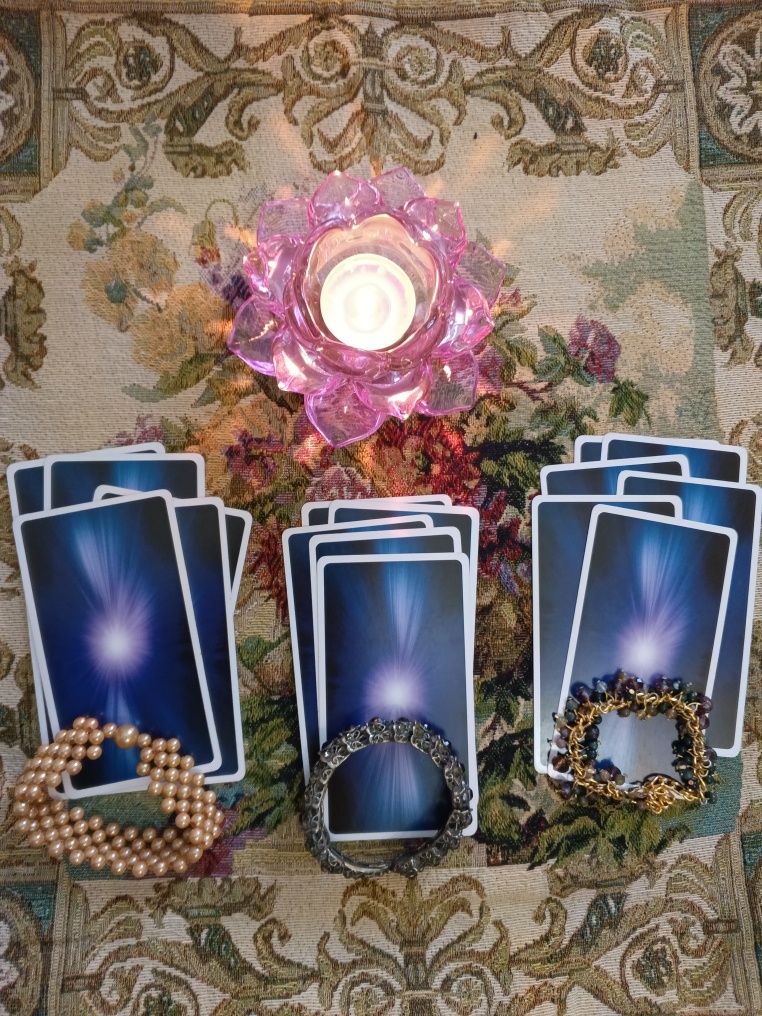 Подключайте интуицию и выбирайте. Какой браслет вам больше нравится: жемчужный, серебряный или с цепочкой и самоцветами?