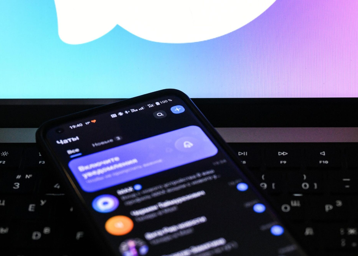    Немаловажно определить и портрет целевой аудитории (ЦА) Как общаются ваши клиенты? Используют ли они сленг? Хотят ли они быстрого решения или готовы почитать лонгриды? Для крупного холдинга, нацеленного на сотрудничество с гигантами промышленности, неуместно использование смайликов и сленга. А вот для молодёжного бренда важно избегать холодной и отчуждённой тональности. Фото: mvremya.ru