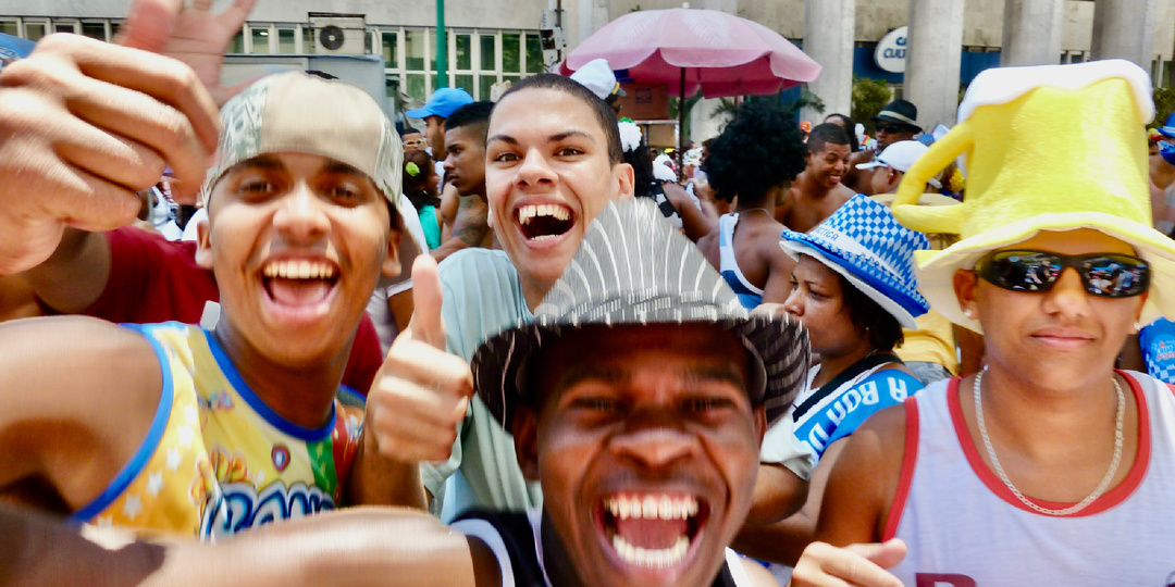 Оглушительный смех, безумные краски и биение барабанов: что такое карнавал в Рио на самом деле