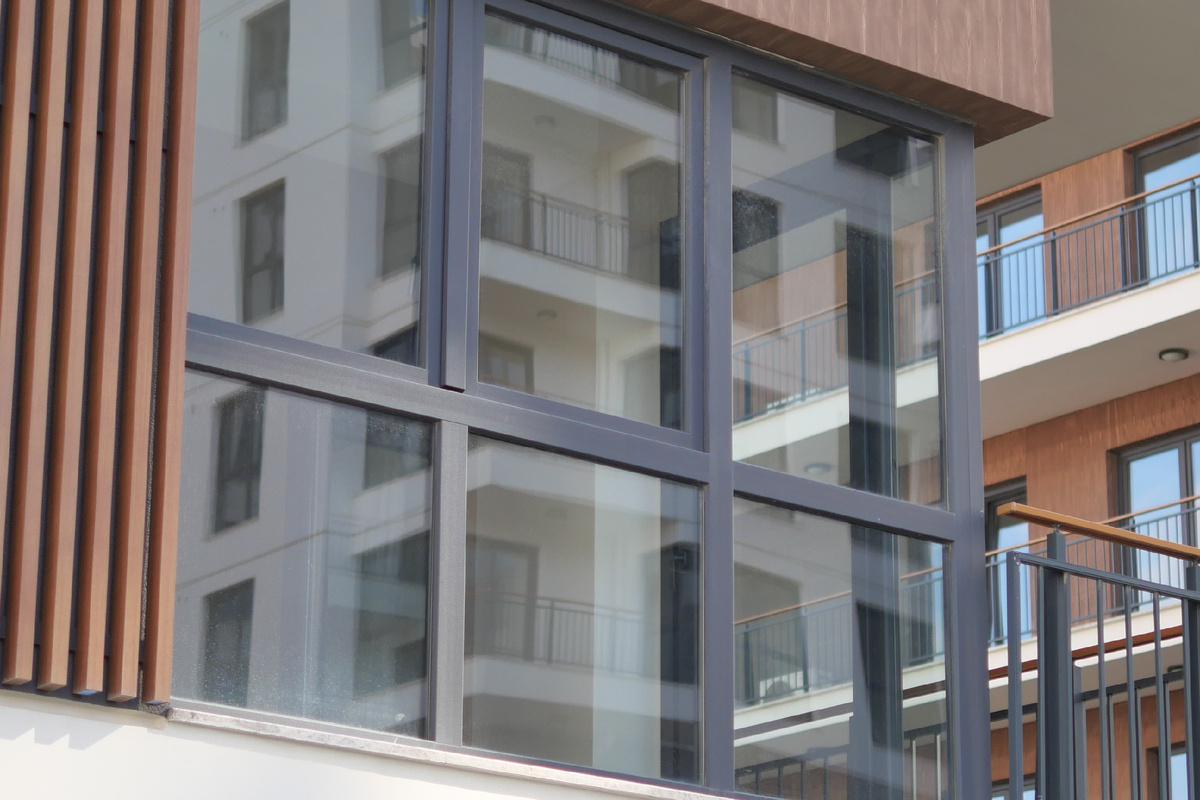 Тонировка сохраняет необходимый уровень освещения, защищая от посторонних взглядов с улицы