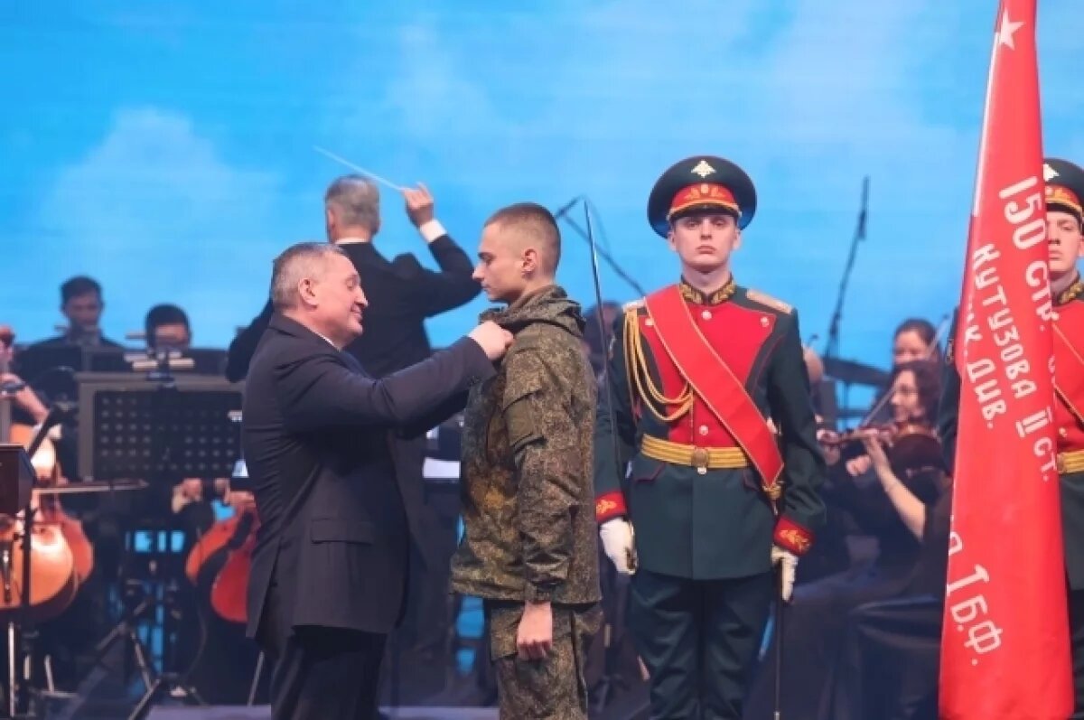    Андрей Бочаров лично вручил награды бойцам СВО в День Сталинградской Победы