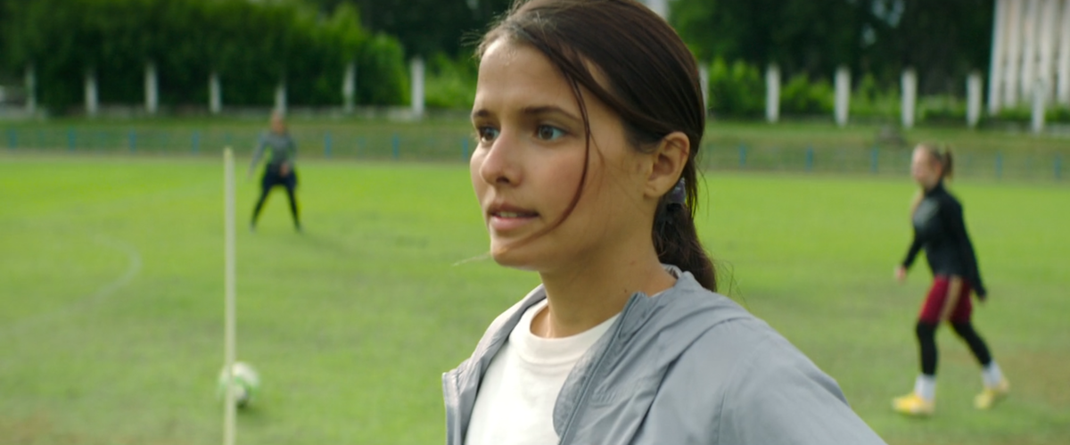 Любовь Аксёнова в роли Даши Белых, капитана футбольной команды. Кадр из кинофильма "Нефутбол", 2021 г., режиссер Максим Свешников, сценаристы Вадим Свешников, Максим Свешников, Эдуард Бордуков, композиторы Дмитрий Емельянов, Юрий Аббакумов, Дмитрий Ланской (скриншот)