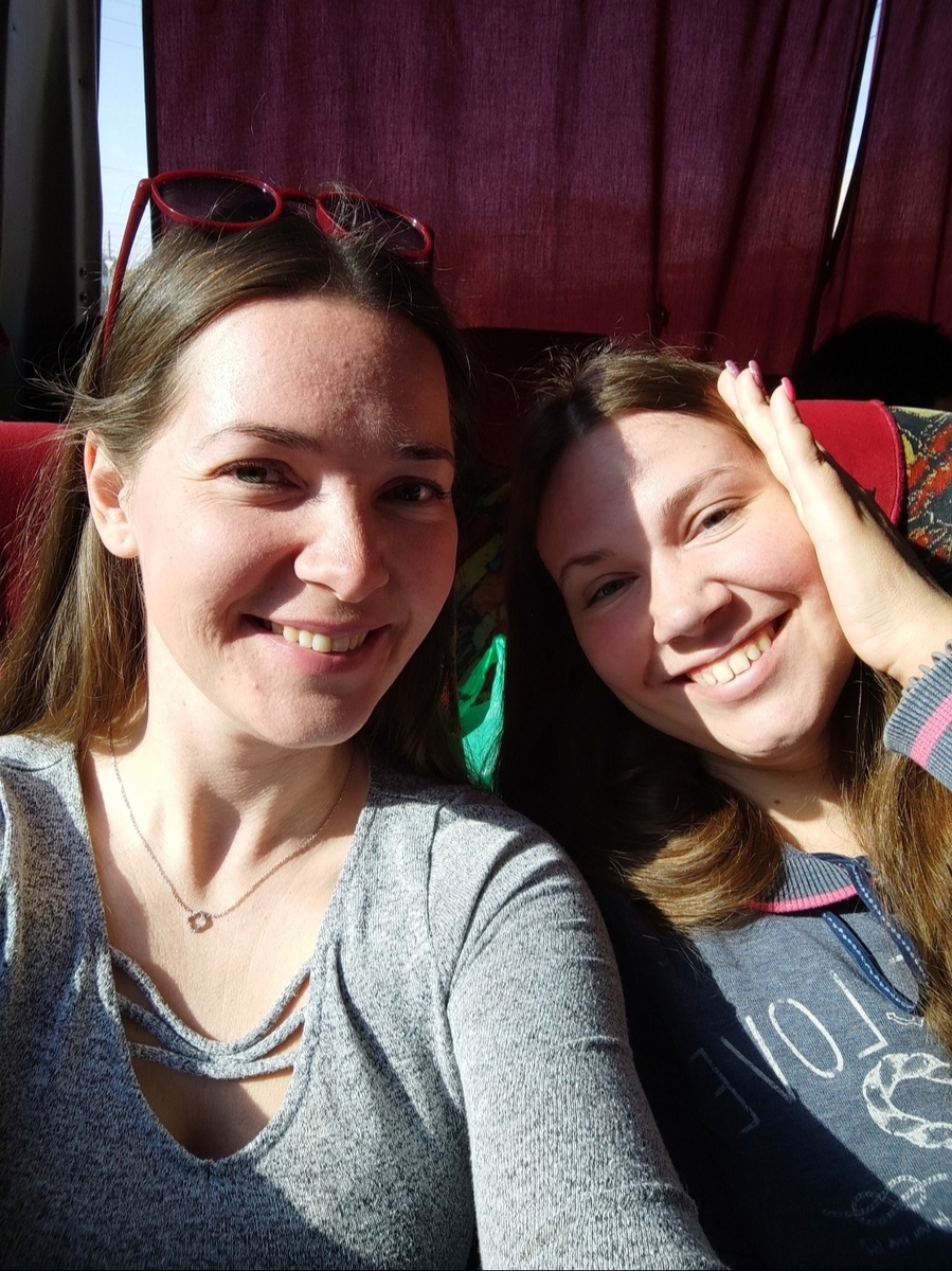 Раннее утро. В автобусе.