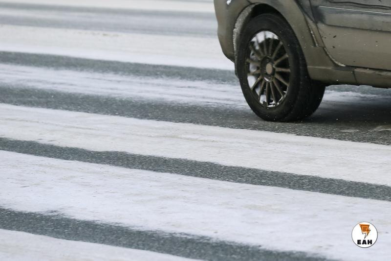    ЕАН / Автомобиль на дороге зимой
