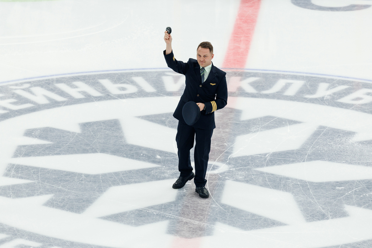     Карен Новицкий поучаствовал в матче КХЛ между «Сибирью» и «Трактором»: пилот вбросил символическую шайбу