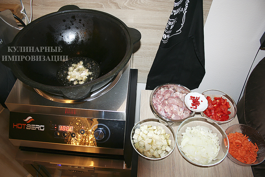 В казане разогреваем полстакана растительного масла и обжариваем куриную кожу