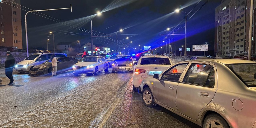 Шесть автомобилей столкнулось одновременно в Севастополе