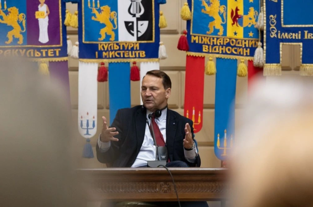 Радослав (Радек) Томаш Сикорский (пол. Radosław Tomasz Sikorski; род. 23 февраля 1963, Быдгощ) — польский политик, политолог, журналист и дипломат, министр иностранных дел Польши с 13 декабря 2023 года, а также с ноября 2007 по сентябрь 2014 в первом, втором и третьем правительстве Дональда Туска. 