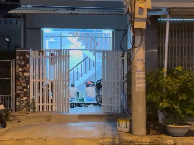 Вьетнамцы любят собираться большой компанией дома и сидеть на полу, кушают, выпивают и общаются, и двери открыты