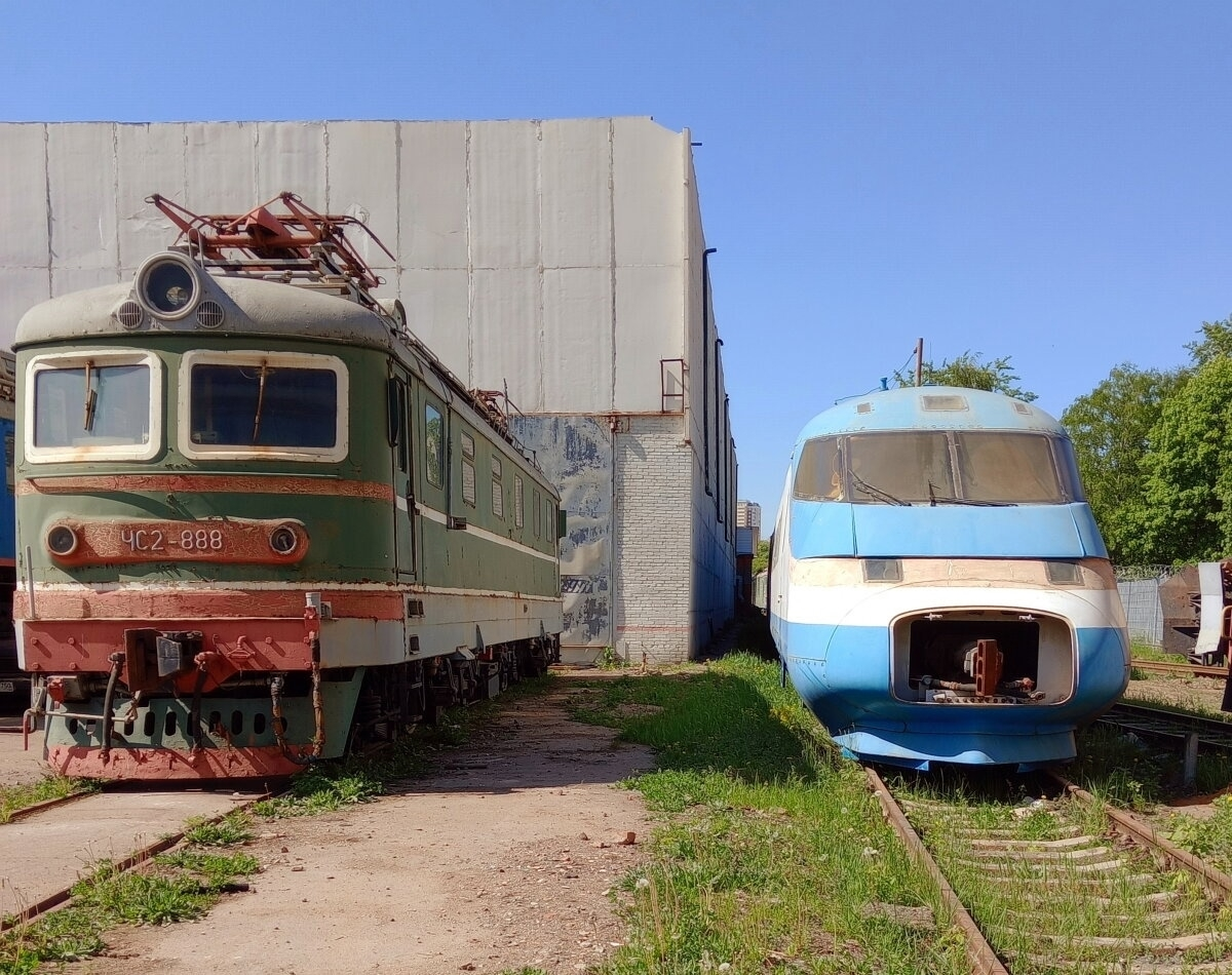 Электровоз ЧС2-888 и фрагмент высокоскоростного электропоезда "Сокол"