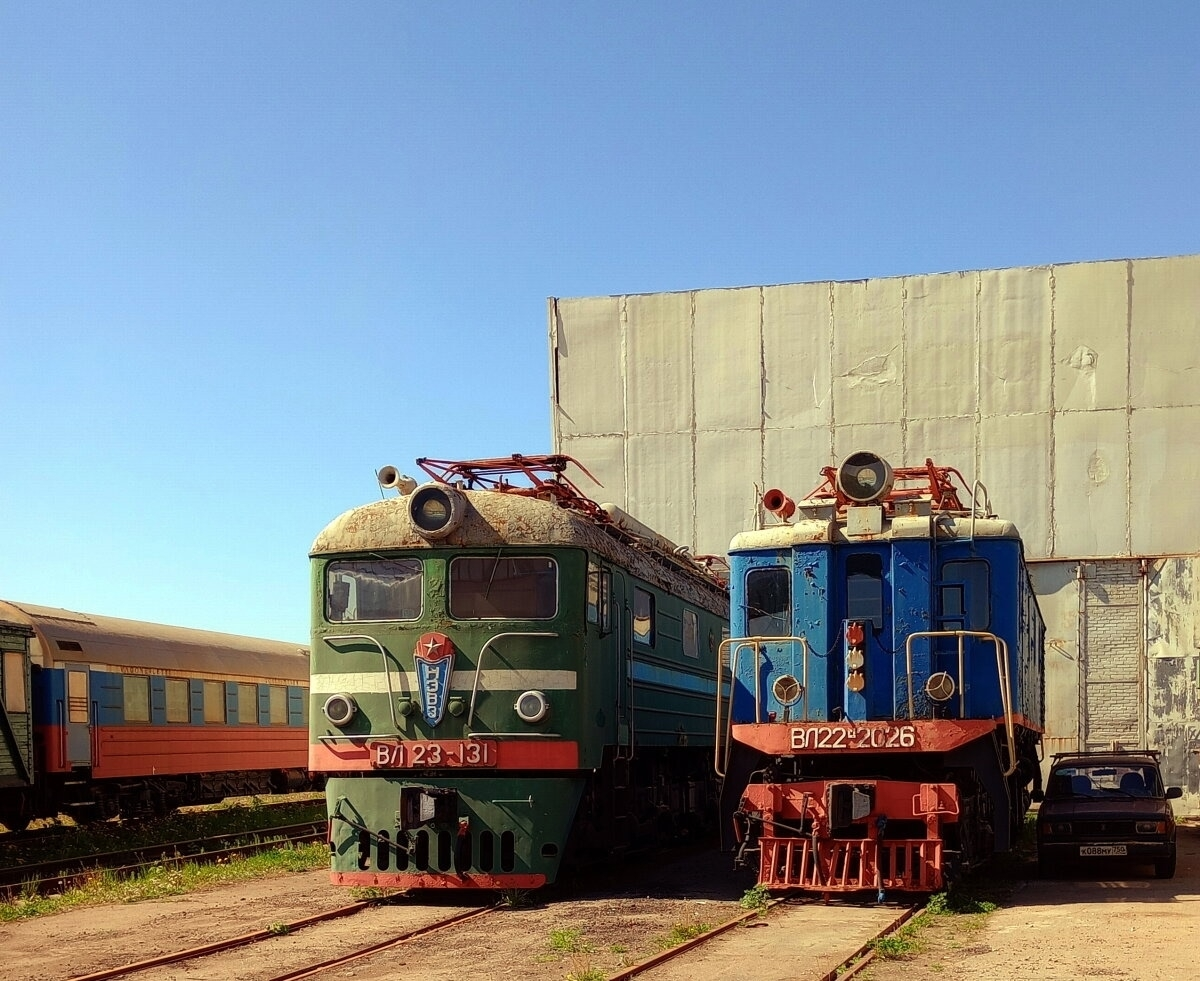 Электровоз ВЛ23-131 и электровоз ВЛ22М-2026